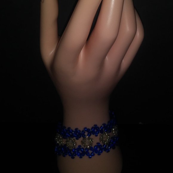 Handmade bracelet with beads in blue and white tones. - Picture 4 of 11